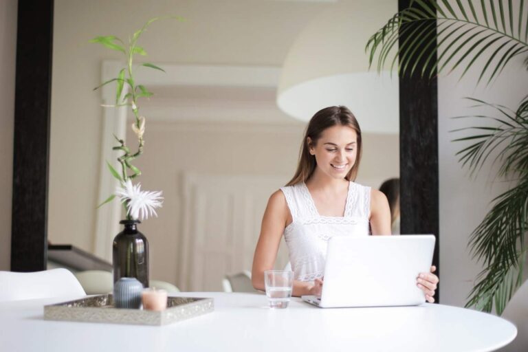 femme ordinateur internet